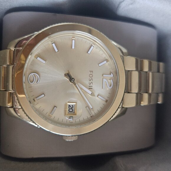 NEW Fossil  Large Face Women's Watch Gold Stainless Steel Watch - Picture 2 of 4